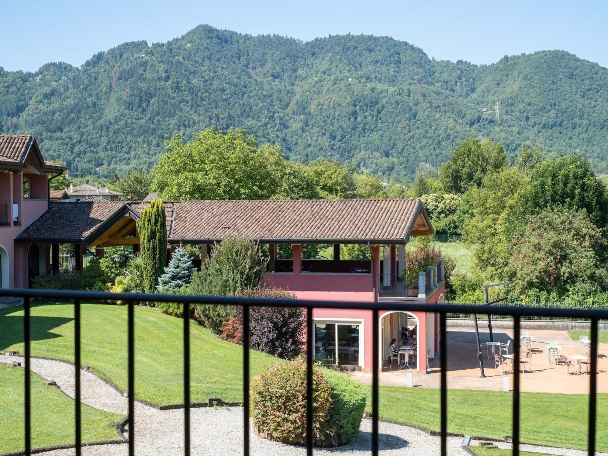 Spacious Apartment In Idro With Shared Pool Crone Exterior photo